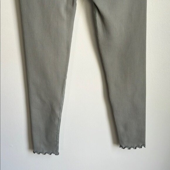 Spiritual Gangster Love Sculpt Seamless 7/8 Ruffle Legging - M/L - Picture 8 of 12